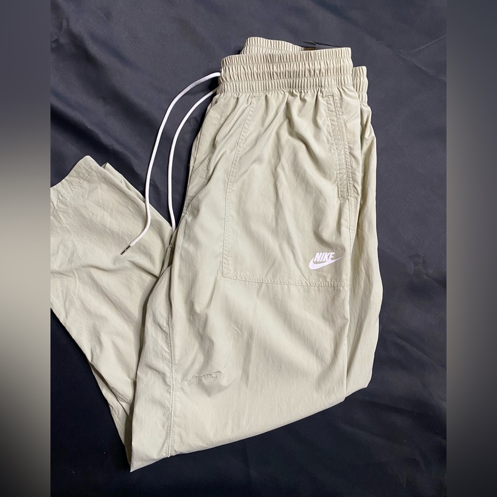 Nike Tan standard leg tapered jogger pant
NWT
Size XXL